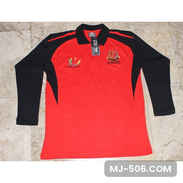 Kaos Olahraga Kejaksaan Negeri Kaos Olahraga Kejaksaan Negeri, kaos polo lengan panjang merah kombinasi hitam dengan bordir logo Kejaksaan dan logo HBA di dada