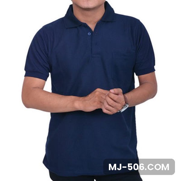 Kaos Polo Polos Biru Dongker Model pria memakai kaos polo biru dongker polos dengan kerah senada dan saku di dada