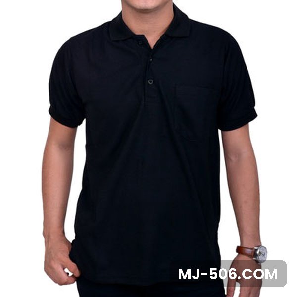 Model pria memakai kaos polo hitam polos dengan kerah senada dan saku di dada
