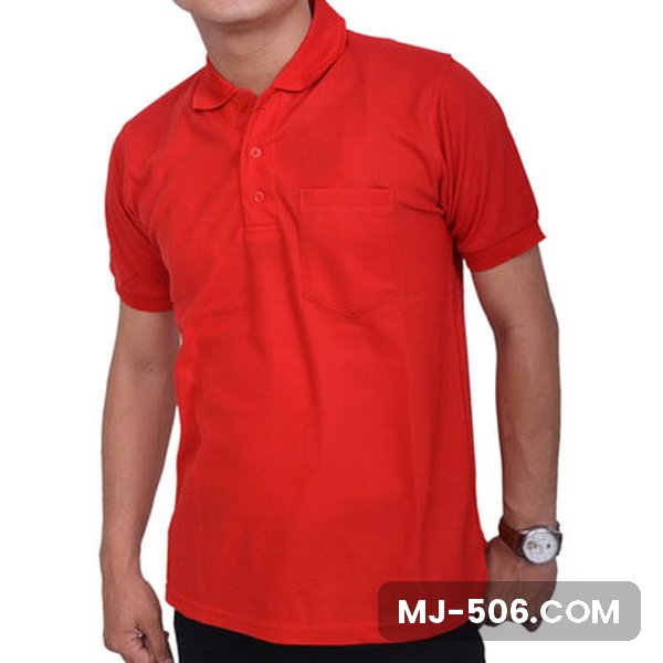 Model pria memakai kaos polo merah polos dengan kerah senada dan saku di dada