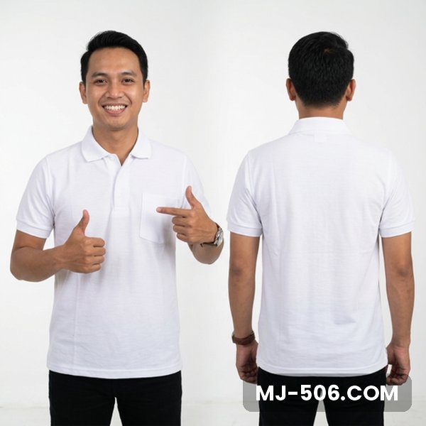 Model pria memakai kaos polo putih polos dengan kerah senada dan saku di dada