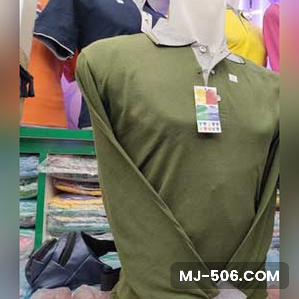 Polo Shirt Lengan Panjang Hijau Army Polo Shirt Lengan Panjang Hijau Army dipajang di manekin, polo shirt lengan panjang hijau army dengan kerah dan manset lengan abu