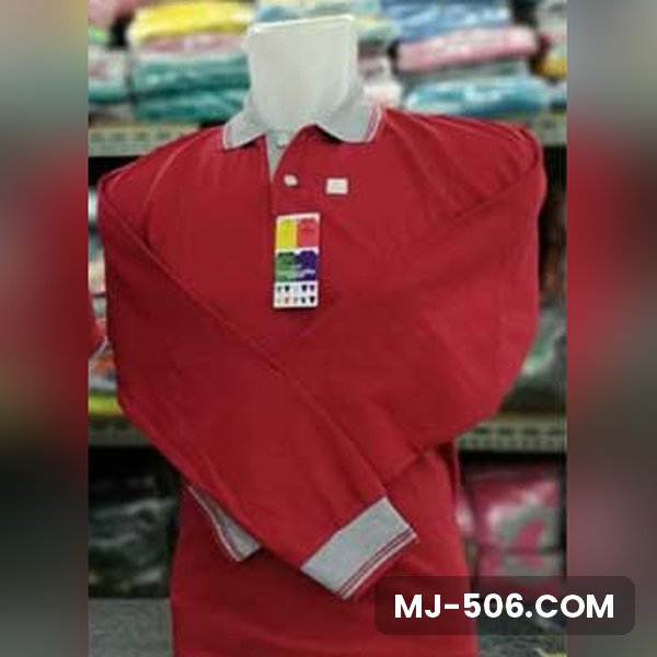 Polo Shirt Lengan Panjang Merah Polo Shirt Lengan Panjang Merah dipajang di manekin, polo shirt lengan panjang merah dengan kerah dan manset lengan abu