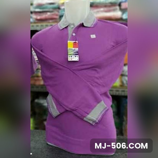 Polo Shirt Lengan Panjang Ungu Lavender Polo Shirt Lengan Panjang Ungu Lavender dipajang di manekin, polo shirt lengan panjang ungu lavender dengan kerah dan manset lengan abu