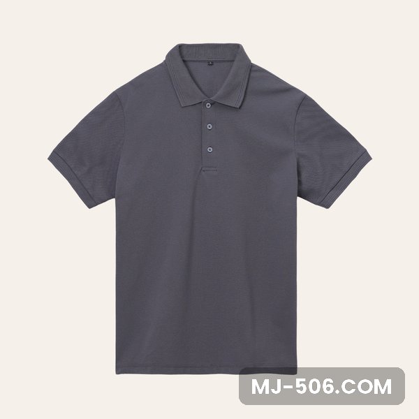 Polo Shirt Abu Tua Polos Polo Shirt Abu Tua Polos tampak depan, polo shirt lengan pendek warna abu tua polos dengan kerah dan rib lengan senada