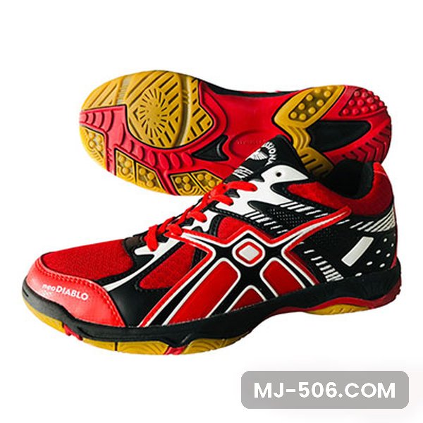 Sepatu Badminton Diablo Red Sepatu Badminton Diablo Red, sepatu badminton Professional model Diablo warna red tampak samping dan sol